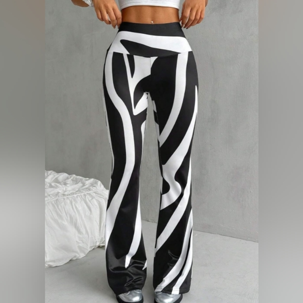 B&W Flare Pants NWOT